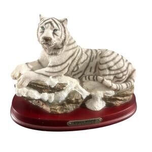 Classic Wildlife Collection White Tiger In Snow Statue Collection Figurine